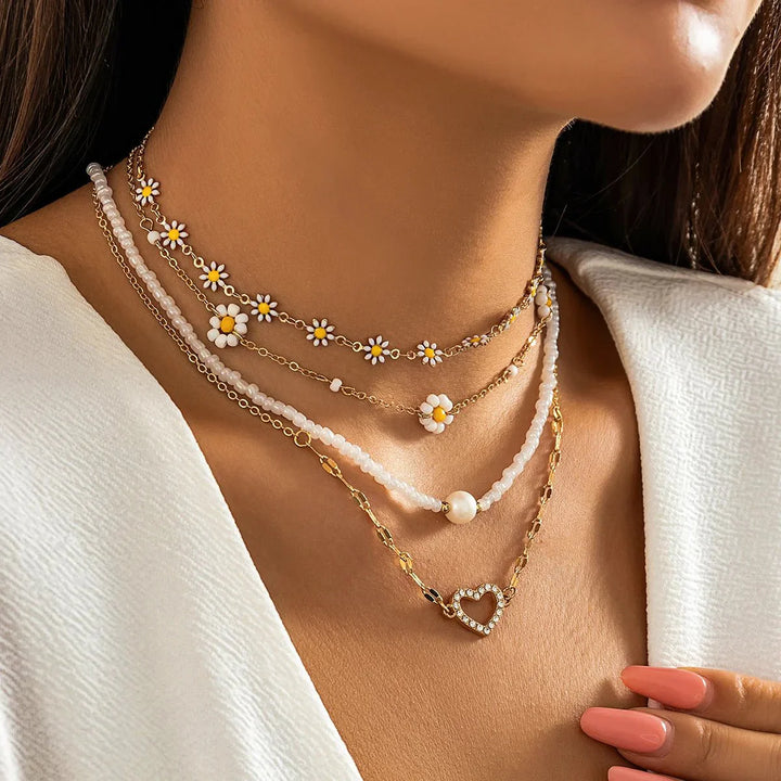 Elegantes Damen Halsketten-Set im Boho-Stil mit Gänseblümchen-Motiv, perfekt für den Frühling.