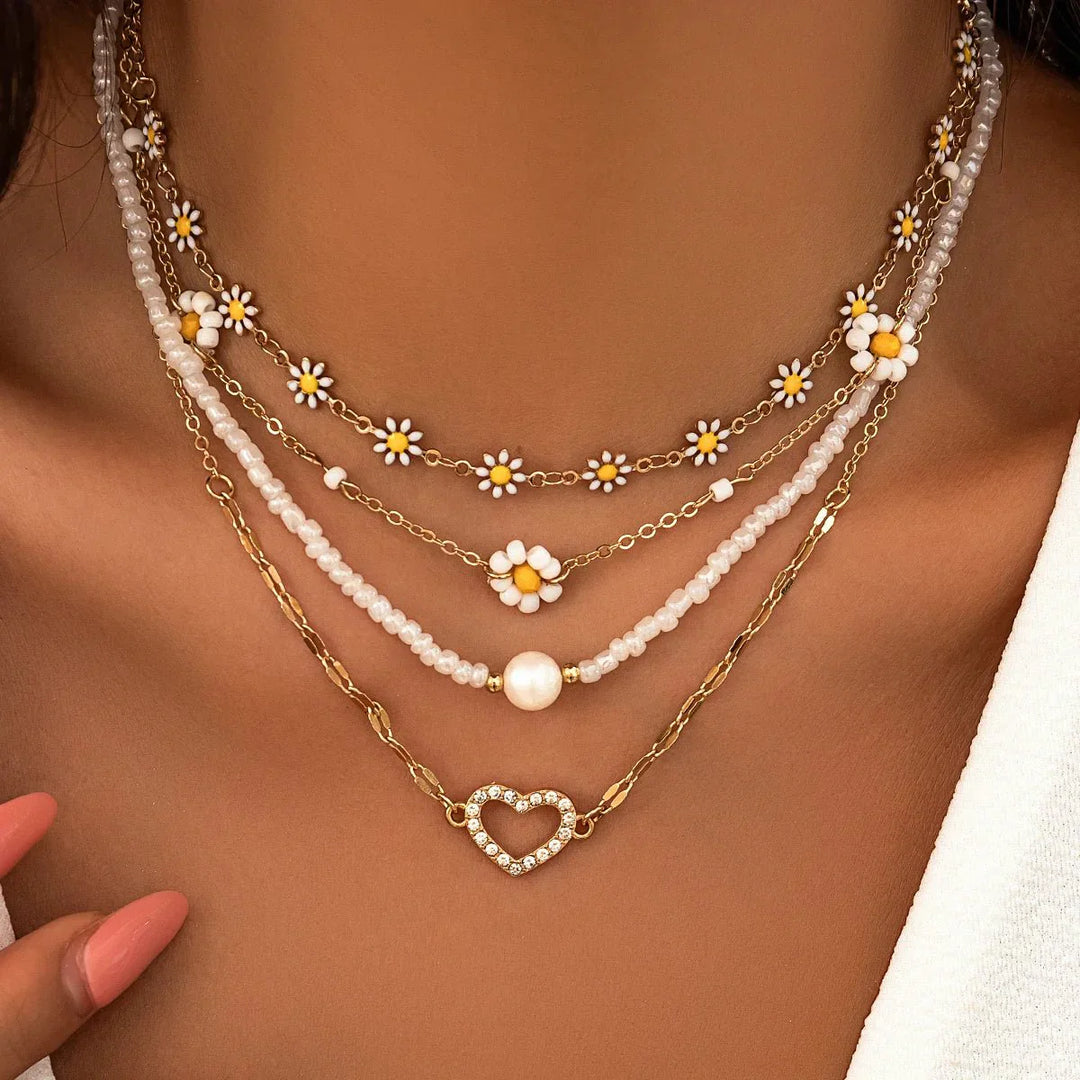Detailaufnahme: Filigraner Gänseblümchen-Anhänger aus dem Boho Halsketten-Set für Damen.