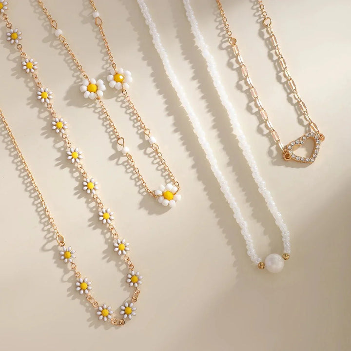 Trendiges Damen Boho Ketten-Set mit Gänseblümchen-Charms und glänzenden Perlen, stylischer Schmuck.