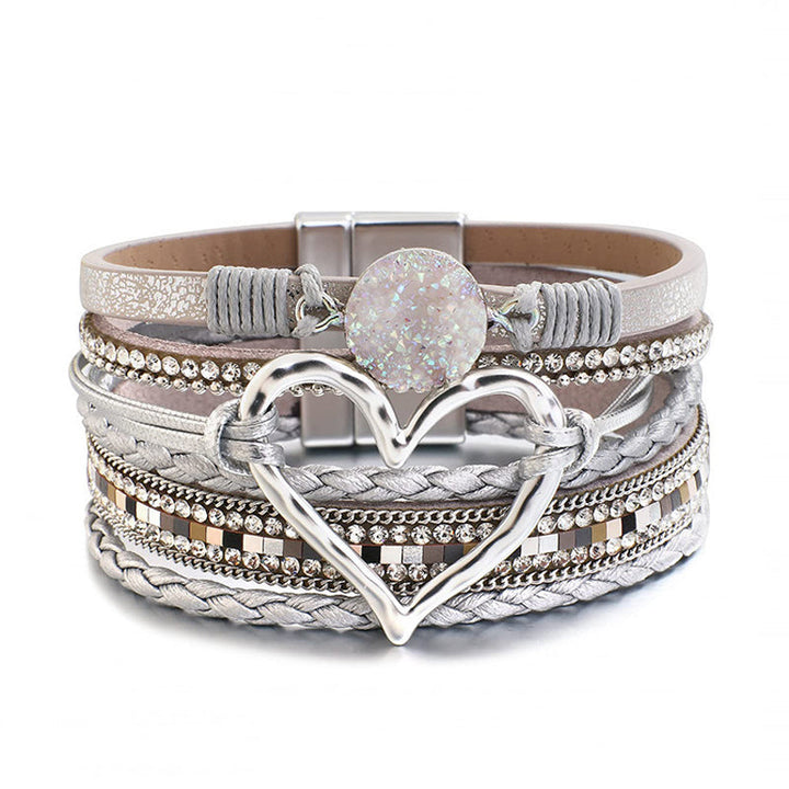 Weißes Boho-Armband für Damen, Herzschmuck als stilvolles Accessoire.