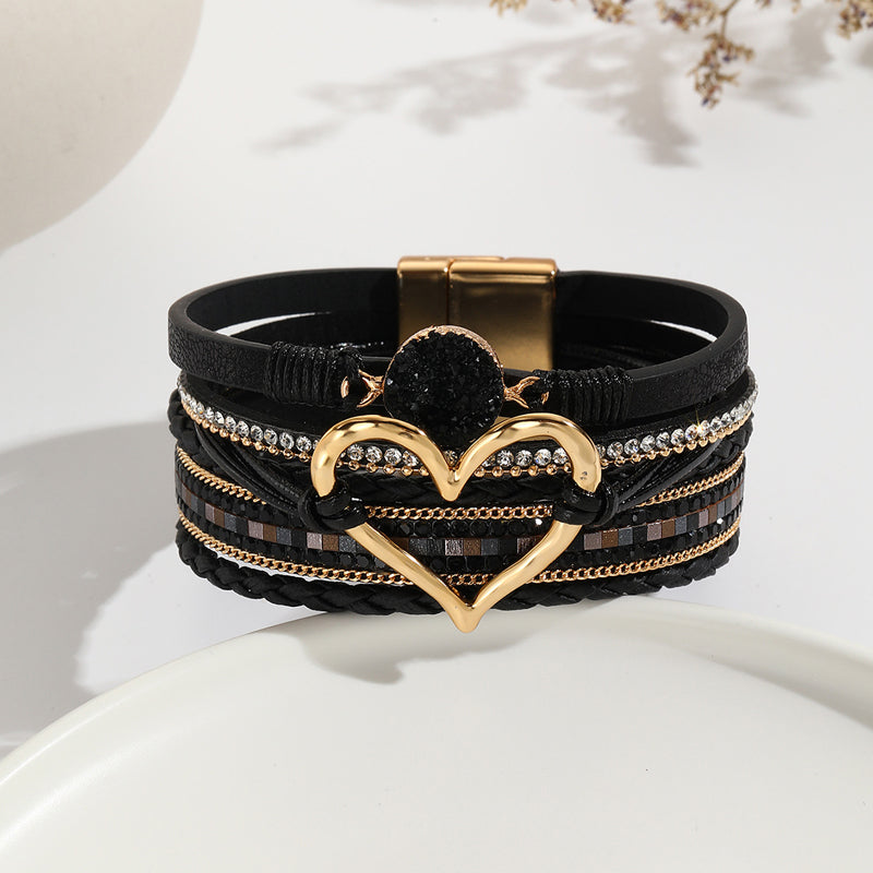Grünes Damen Armband mit Herzsymbol, Boho-Stil, Geschenkidee.
