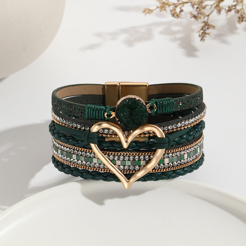 Beiges Damen Boho Herz Armband, leichter Sommer-Look, trendiges Accessoire.
