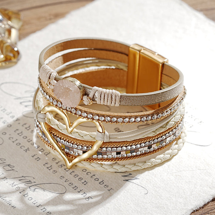 Grünes Damen Armband im Boho-Stil mit Herzsymbol, trendiges Accessoire.