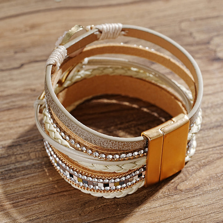 Damenarmband im Boho-Stil, beige mit Herz-Charm, eleganter Schmuck.