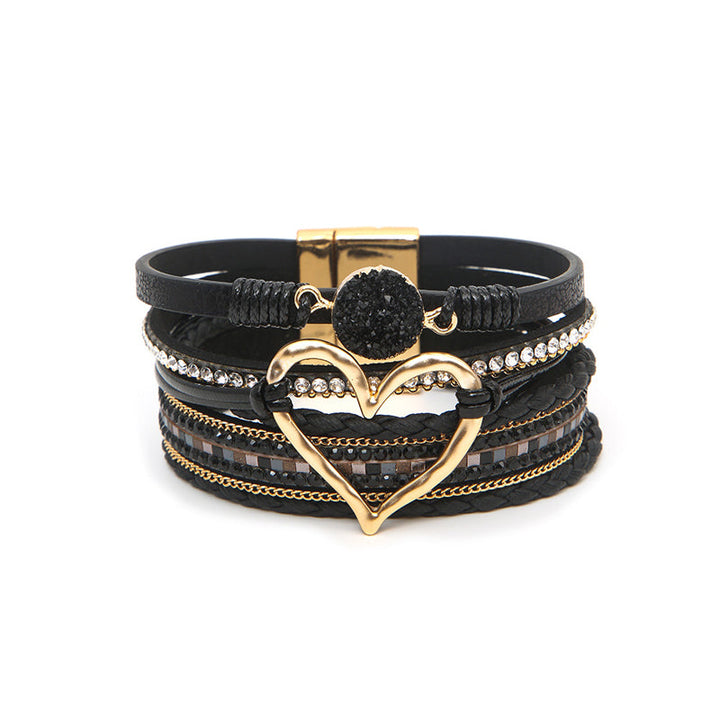 Weißes Damen Boho Armband mit Herzanhänger, minimalistisch & schick.