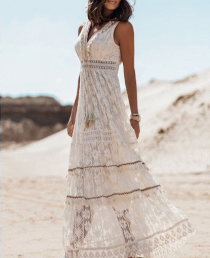 Locker fallendes Damenkleid im Boho-Stil. Perfektes, elegantes Sommeroutfit für Festivals oder entspannte Tage.