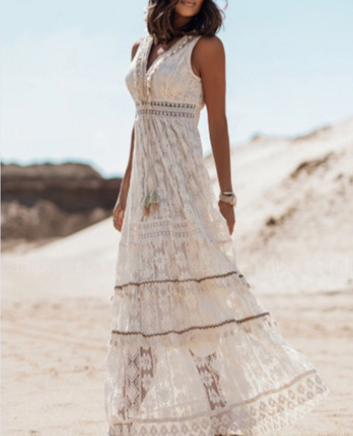 Locker fallendes Damenkleid im Boho-Stil. Perfektes, elegantes Sommeroutfit für Festivals oder entspannte Tage.