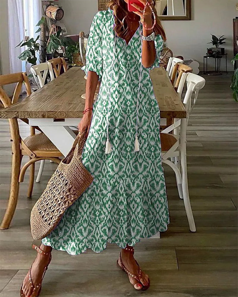 Elegantes Damen Sommerkleid im Boho-Vintage-Stil mit V-Ausschnitt und Blumenmuster.