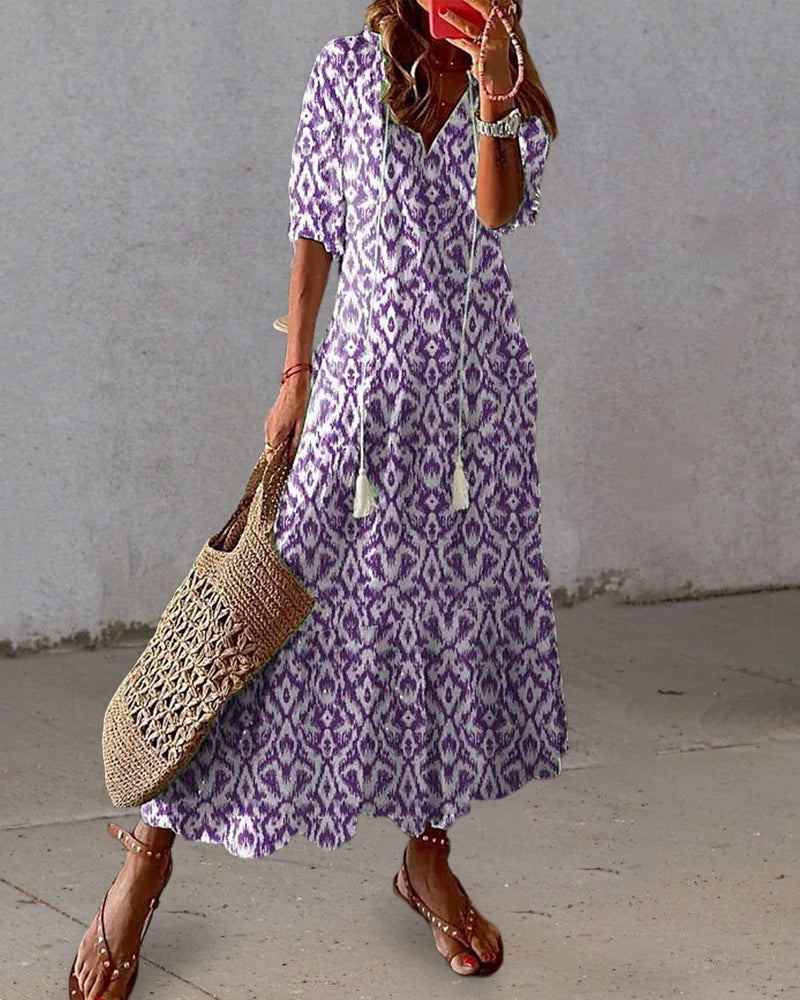 Langes Damen Boho Sommerkleid mit V-Ausschnitt, perfekt als luftiges Strand- oder Urlaubskleid.