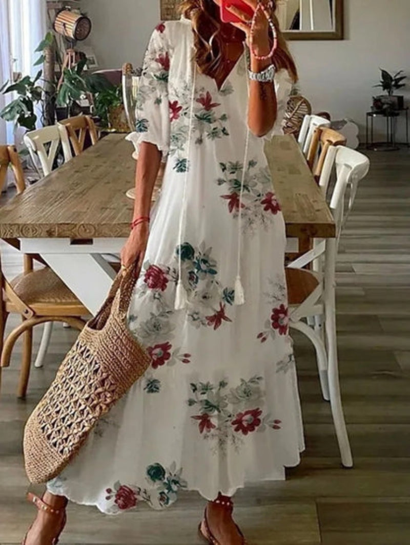 Damen Strandkleid im Boho-Vintage-Look, ein langes Sommerkleid mit V-Ausschnitt und Blumenmuster.