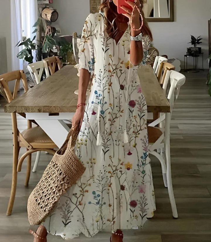 Stilvolles Damen Urlaubskleid, ein luftiges Maxikleid im Boho-Stil mit V-Ausschnitt für warme Tage.