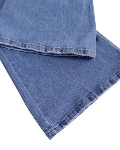 Zeitlose Damen Bootcut-Jeans mit hoher Taille, klassisch und trendig zugleich.