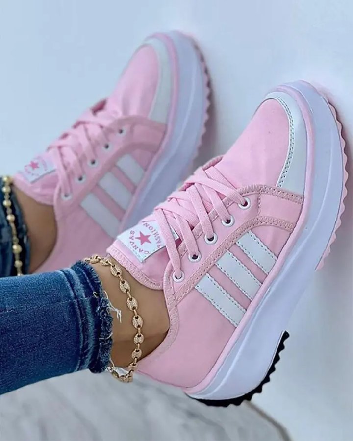 Detailaufnahme: Atmungsaktive Damen Canvas Sneaker mit flexibler Sohle. Leichte Sommerschuhe.
