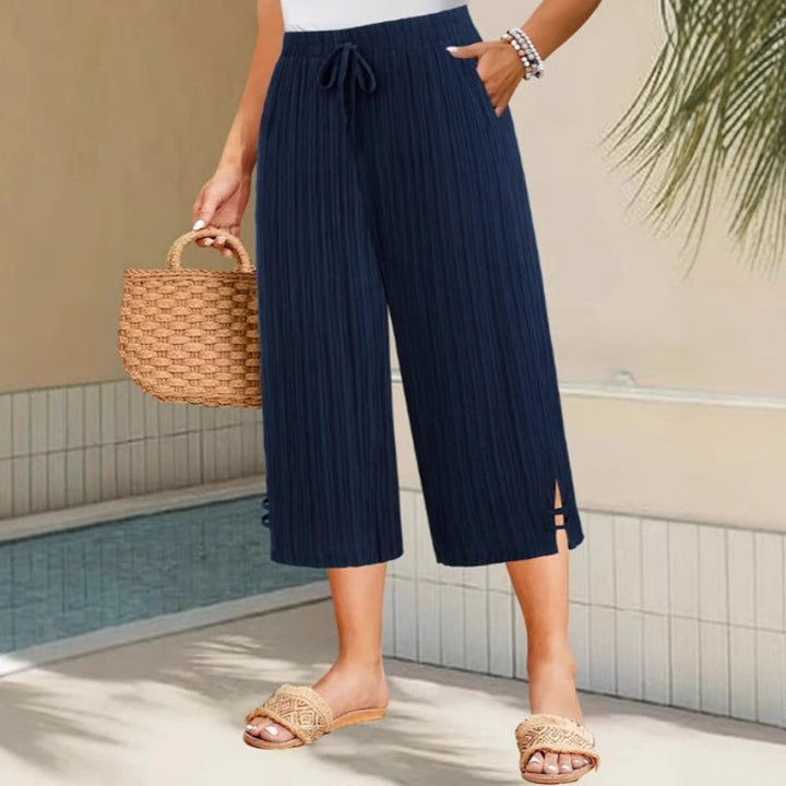 Modische Damen Capri-Hose in Militärgrün, weite Beine. Sommerhose für stilvollen Komfort mit Taschen.