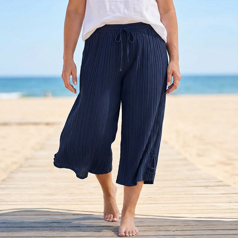 Marineblaue Capri-Hose für Damen mit weitem Bein. Komfortable Passform, elastische Taille & seitliche Taschen.