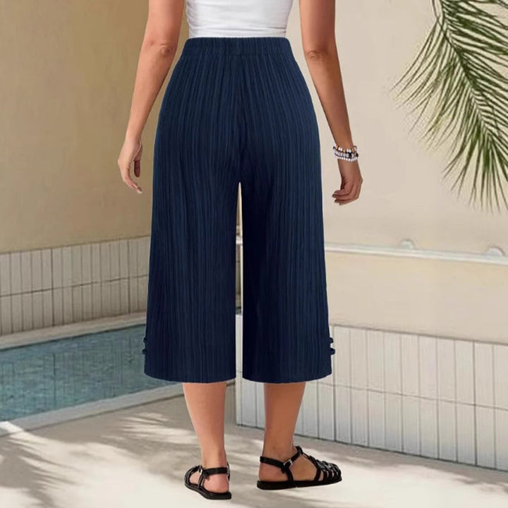 Schwarze Damen Capri-Hose in großen Größen. Weite Beine, elastischer Bund & Taschen für Komfort & Stil.