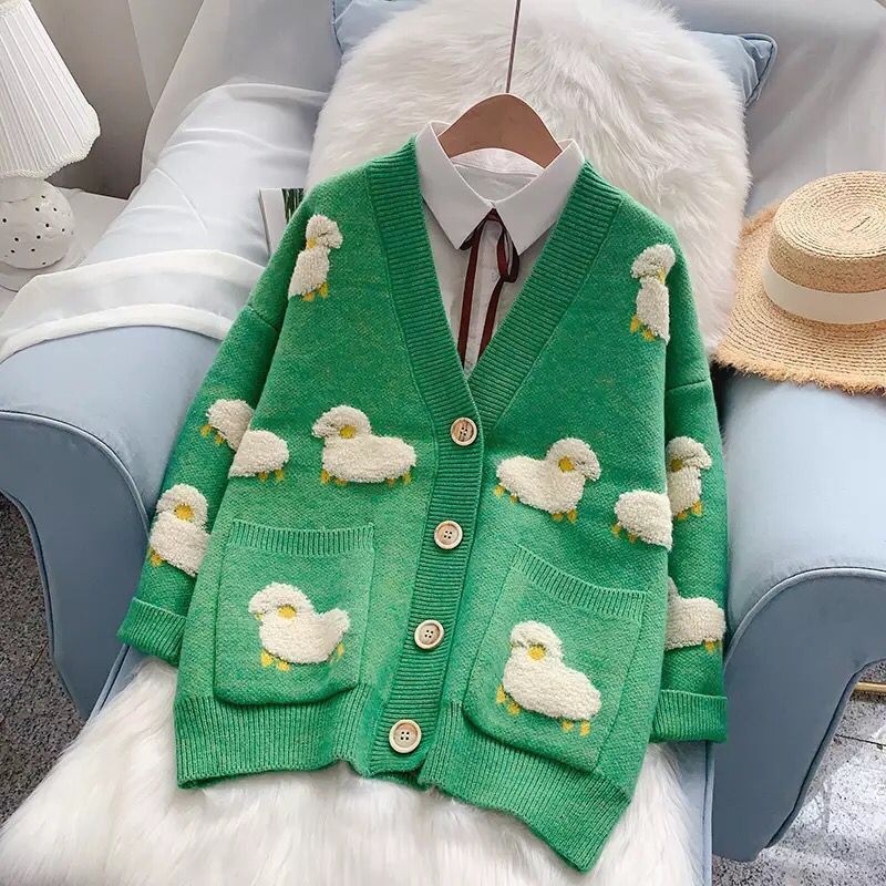 Warmer Damen Winter Cardigan mit süßem Schafe-Motiv, seitlichen Taschen und Knopfleiste. Bequeme Mode für Damen.