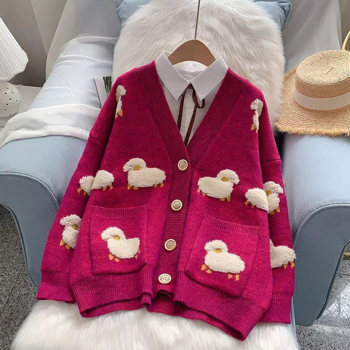 Modischer gemusterter Damen Cardigan mit verspieltem Schafe-Design, praktischen Taschen. Herbst- & Wintermode.