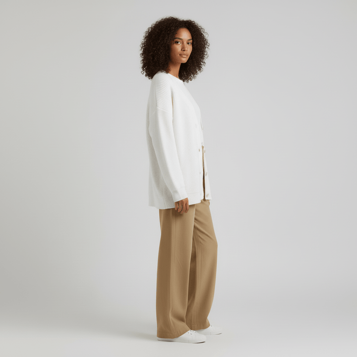 Entspannter Damen Strick-Cardigan mit Knopfleiste. Komfortabler & vielseitiger Look für Damenmode.