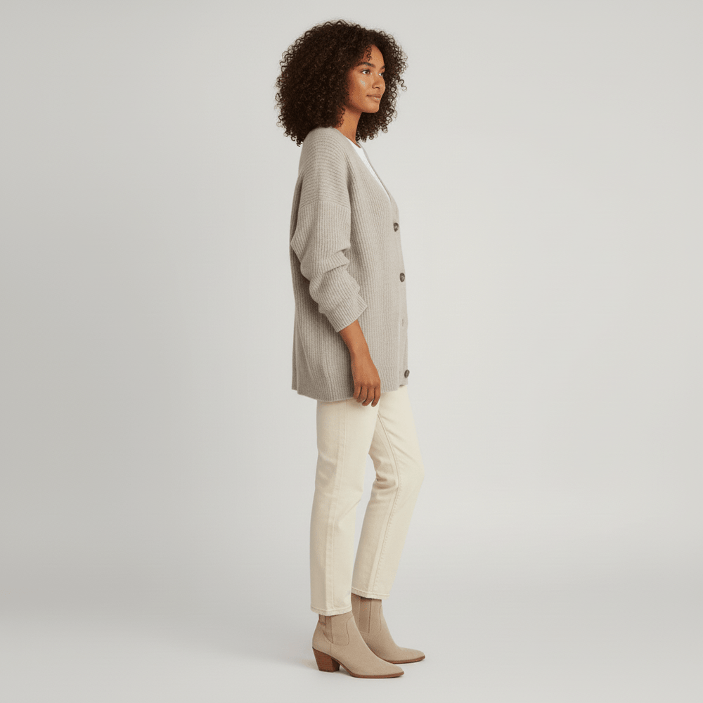 Lässige Damen Strickjacke mit Knopfleiste & V-Ausschnitt. Bequeme Oberbekleidung für Freizeit & Alltag.