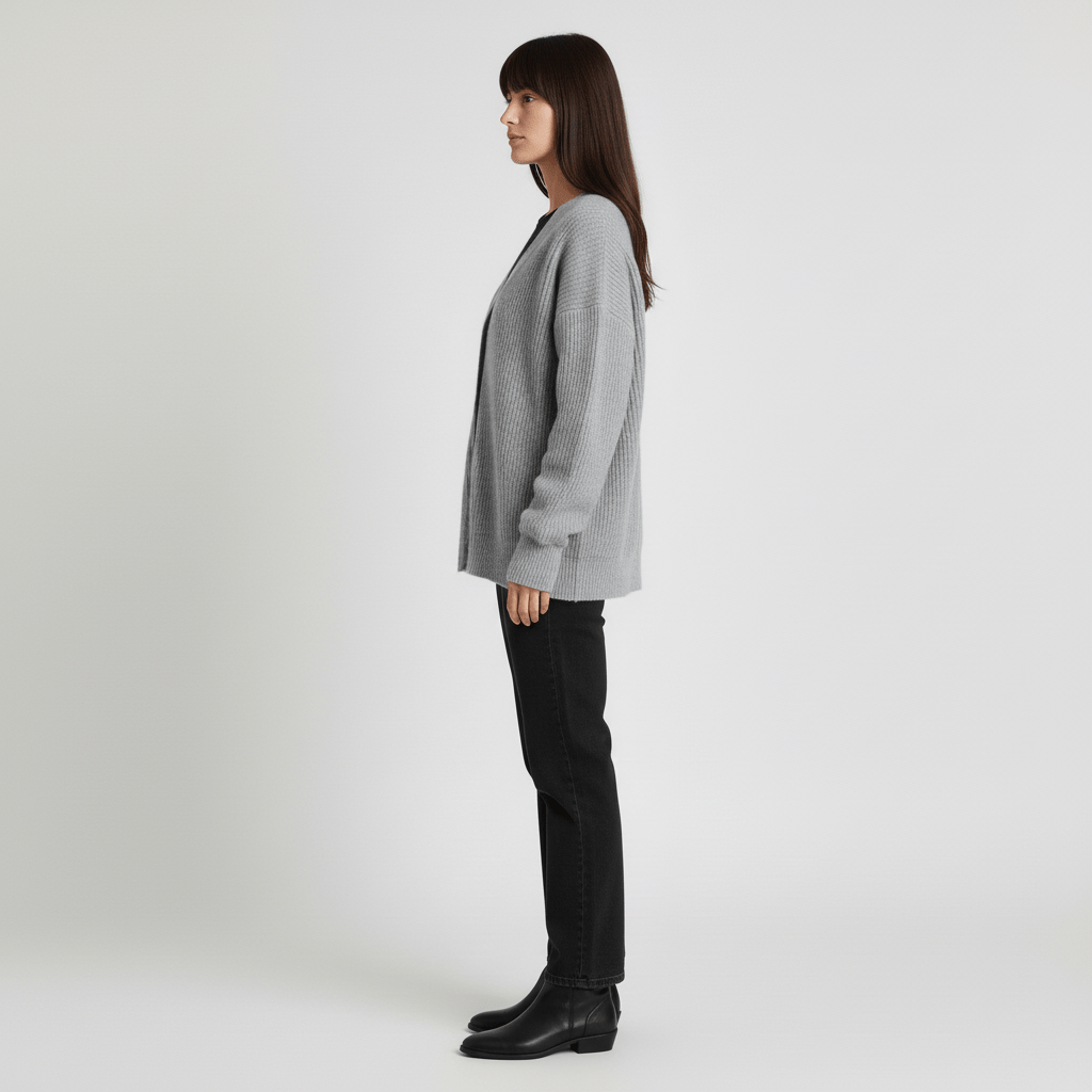 Eleganter Damen Cardigan Hannah mit Knopfleiste. Komfortable Strickjacke für stilvolles Layering & entspannte Looks.