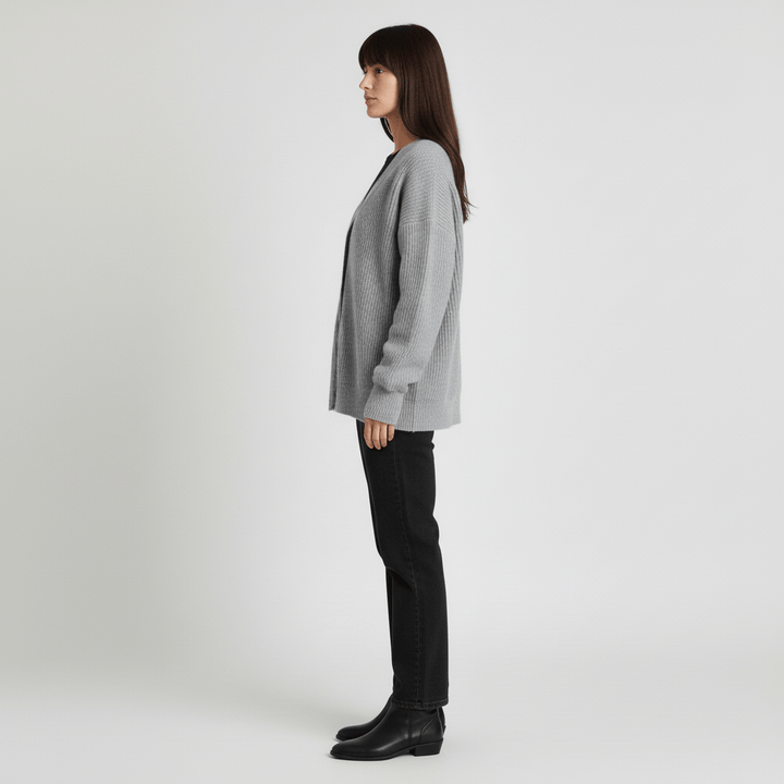 Eleganter Damen Cardigan Hannah mit Knopfleiste. Komfortable Strickjacke für stilvolles Layering & entspannte Looks.