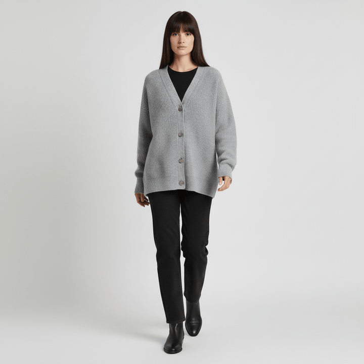 Komfortabler, locker geschnittener Damen Cardigan. Lässige Strickjacke mit Knopfleiste für Stil & Bequemlichkeit.