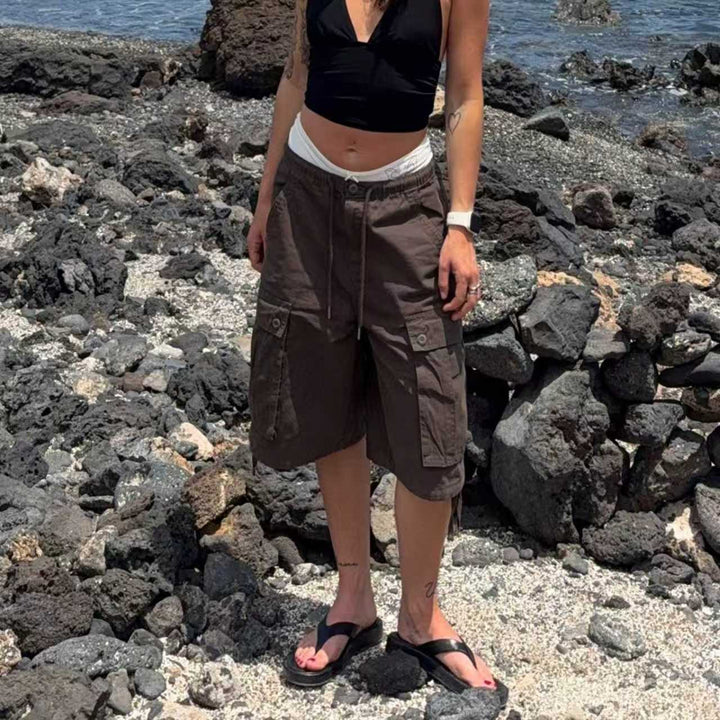 Frau trägt bequeme Damen Cargo-Shorts in Braun. Stylische Freizeit-Shorts für Sommer & Outdoor-Abenteuer.