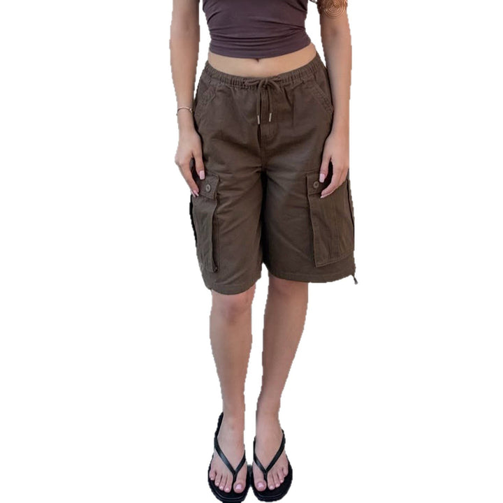 Damen Cargo-Shorts in Olivgrün auf flachem Hintergrund. Kurze Hose mit elastischem Bund & Seitentaschen für Damen.