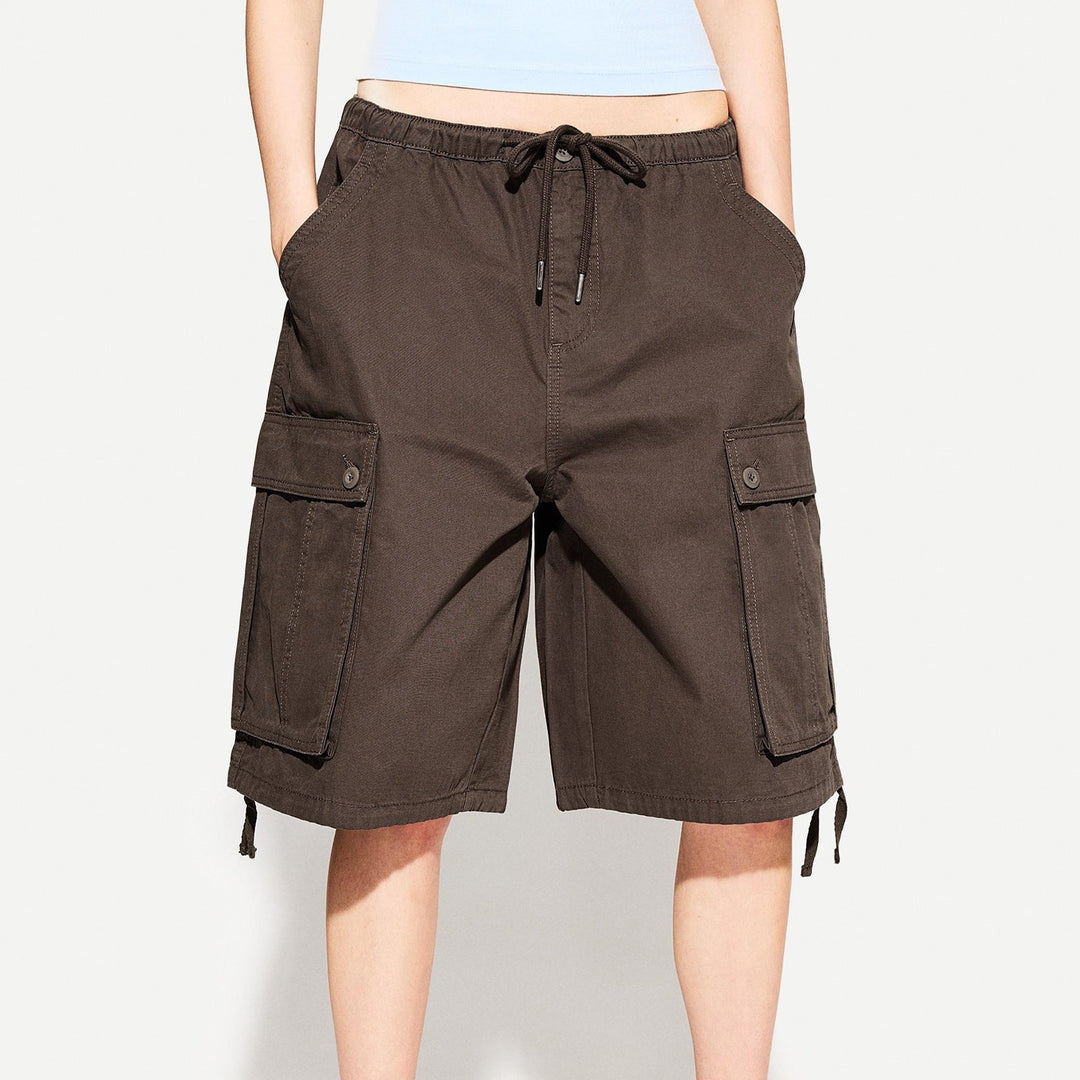 Struktur des Stoffes der Damen Cargo-Shorts. Strapazierfähige & bequeme Damenmode für Freizeit & Sommer.