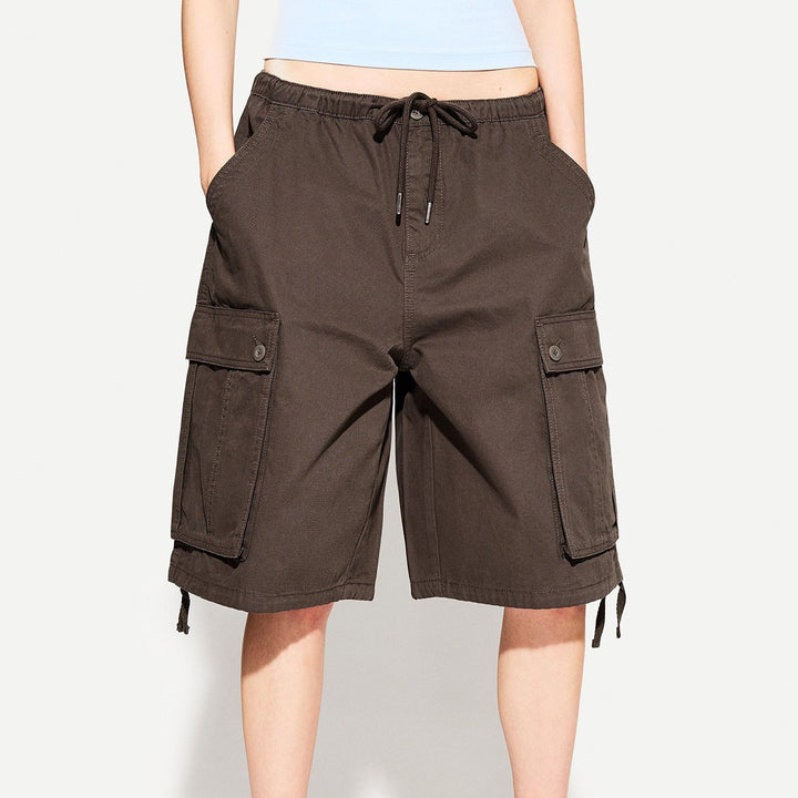 Struktur des Stoffes der Damen Cargo-Shorts. Strapazierfähige & bequeme Damenmode für Freizeit & Sommer.