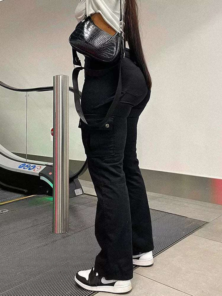 Frau trägt bequeme Damen Cargohose, locker sitzend für entspannte Tage, Urlaub oder vielseitige Streetwear-Looks.