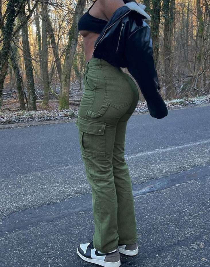 Stylisches Freizeit-Outfit mit vielseitiger Damen Cargohose, perfekt kombinierbar für Frühling & Sommer.