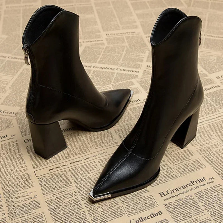 Damen Chelsea Boots schwarz mit eleganter Chromspitze für stylische Herbstmode.