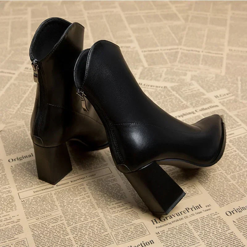 Elegante Damen Chelsea Boots braun mit Chromspitze; bequeme Stiefeletten für den Winter.