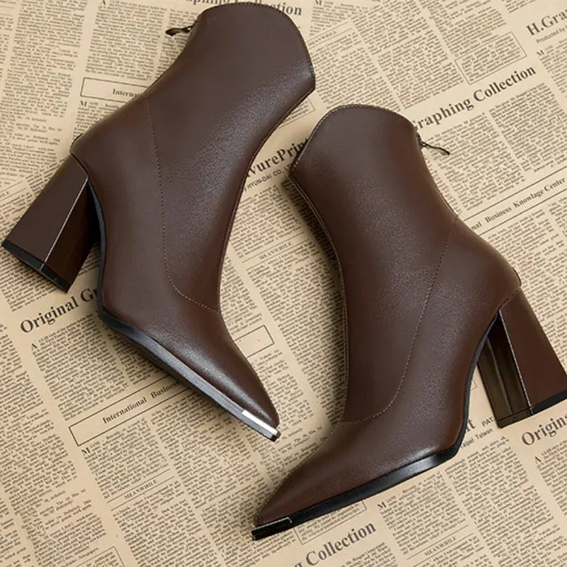 Detailansicht: Stylische Damen Chelsea Boots in Schwarz mit glänzender Chromspitze.