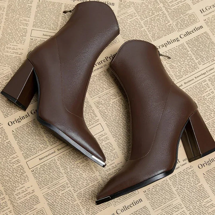 Detailansicht: Stylische Damen Chelsea Boots in Schwarz mit glänzender Chromspitze.