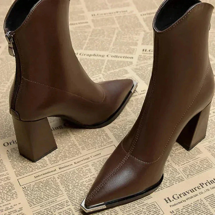Modische Damen Chelsea Boots mit Chromspitze, perfekt für elegante Herbst-Outfits.