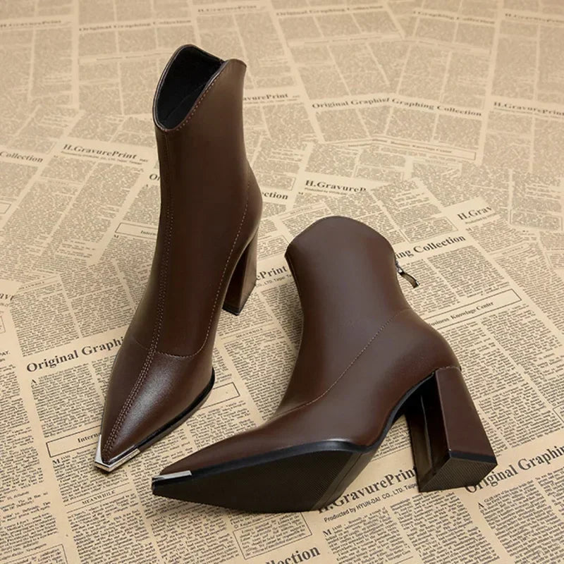 Bequeme Damen Chelsea Boots in Schwarz mit Chromspitze beim Gehen, ideal für den Alltag.