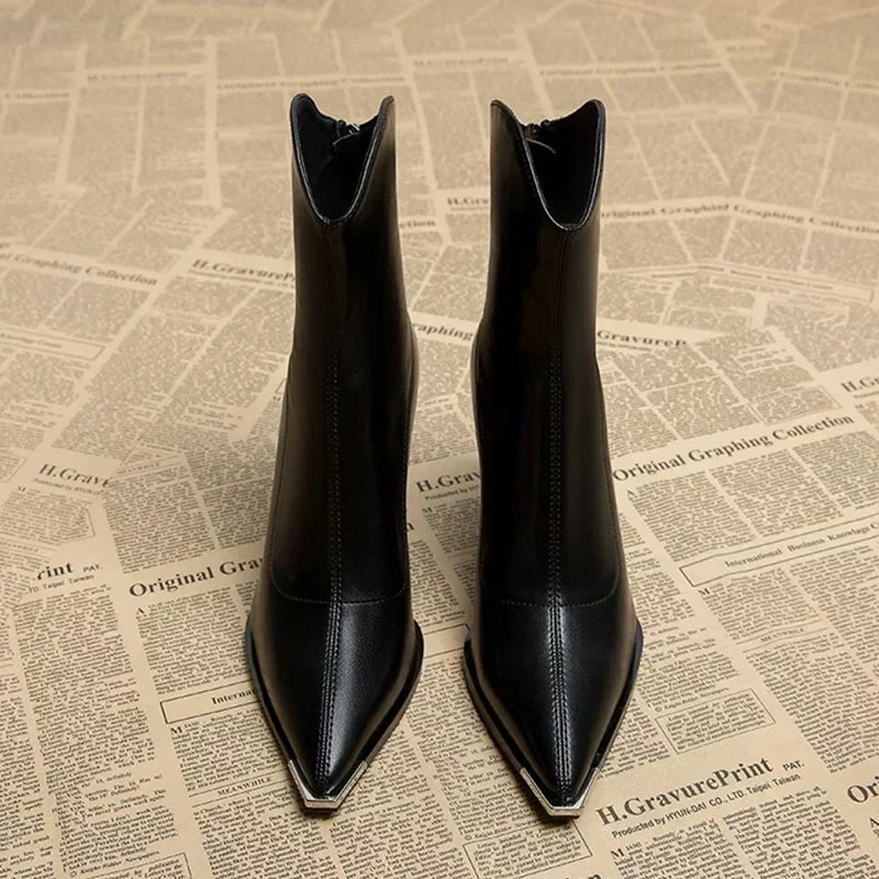 Seitenansicht: Stylische Damen Stiefeletten, Chelsea Boots mit einzigartiger Chromspitze.
