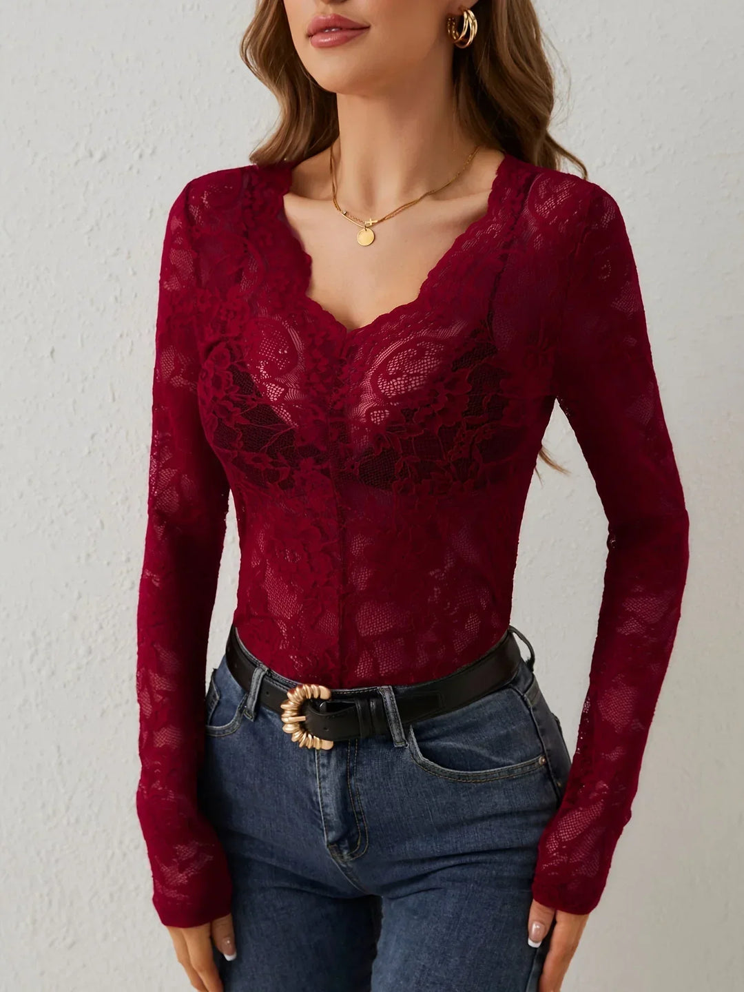 Taillierte Damenbluse Chloe mit figurbetontem Schnitt und edlen Spitzendetails, ideal für Business-Meetings oder legere Anlässe.