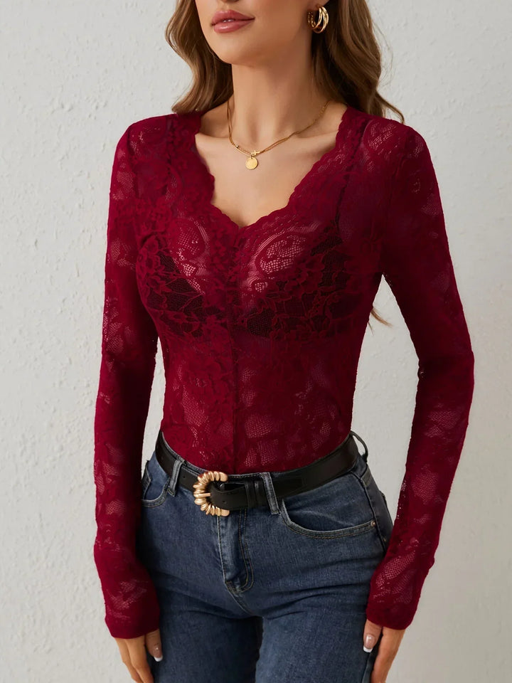 Taillierte Damenbluse Chloe mit figurbetontem Schnitt und edlen Spitzendetails, ideal für Business-Meetings oder legere Anlässe.
