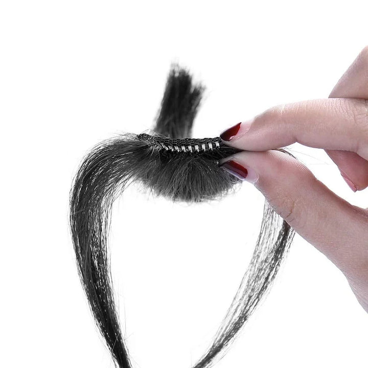 Hochwertiges Clip-in Pony Haarteil, fügt sich nahtlos in natürliches Damenhaar ein, für sofortiges Volumen.