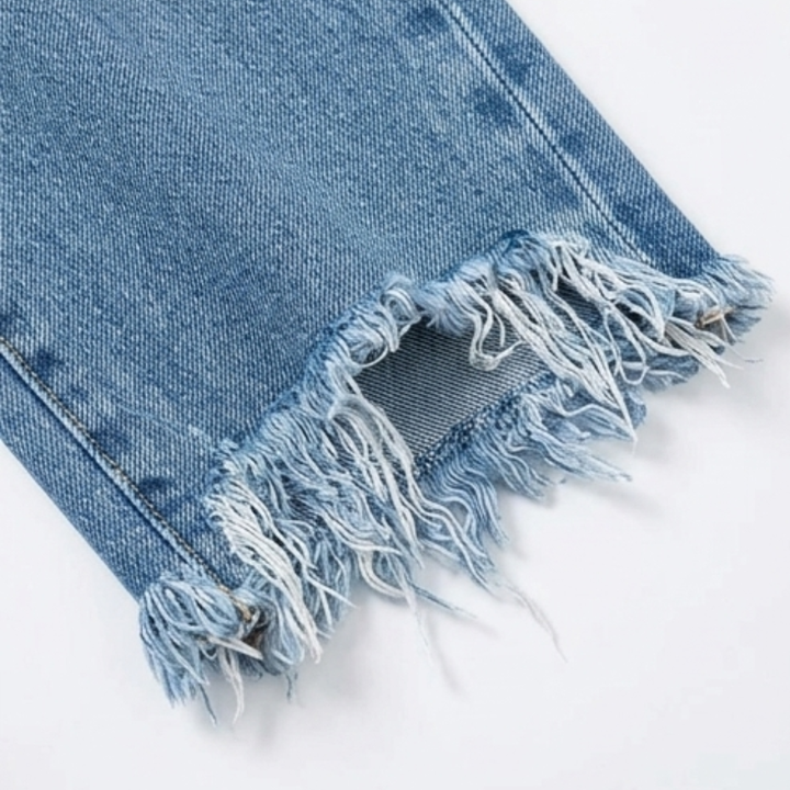 Moderne Damen Cropped Jeans, gerades Bein mit Fransen. Bequeme Jeanshose im Vintage-Stil für Casual Fashion.