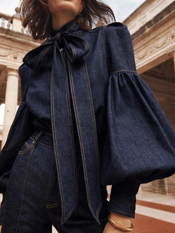 Damen Denimbluse "Riva" mit eleganten Puffärmeln, perfekt für stilvolle Alltagsoutfits im Frühling/Herbst.