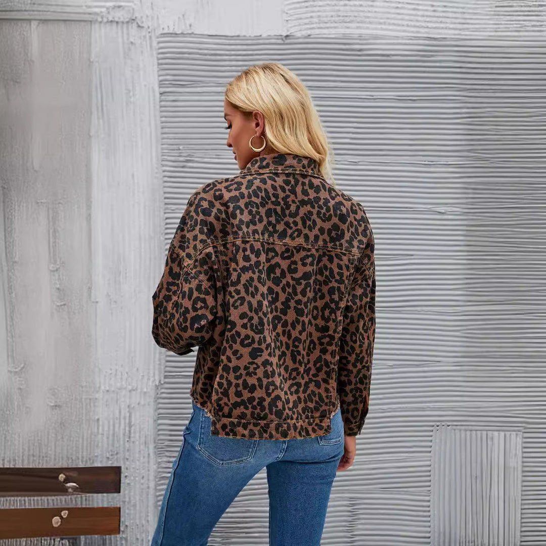Stylische Damen Denim-Übergangsjacke mit Karomuster & Leoparden-Akzenten; perfekt für Freizeit & Streetwear.