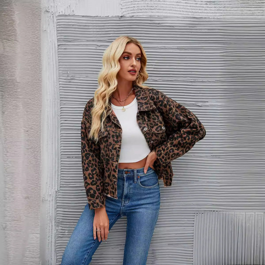 Modische Damen Jeansjacke mit Kontrast aus klassischem Karomuster und wildem Leopardenprint, sehr trendig.