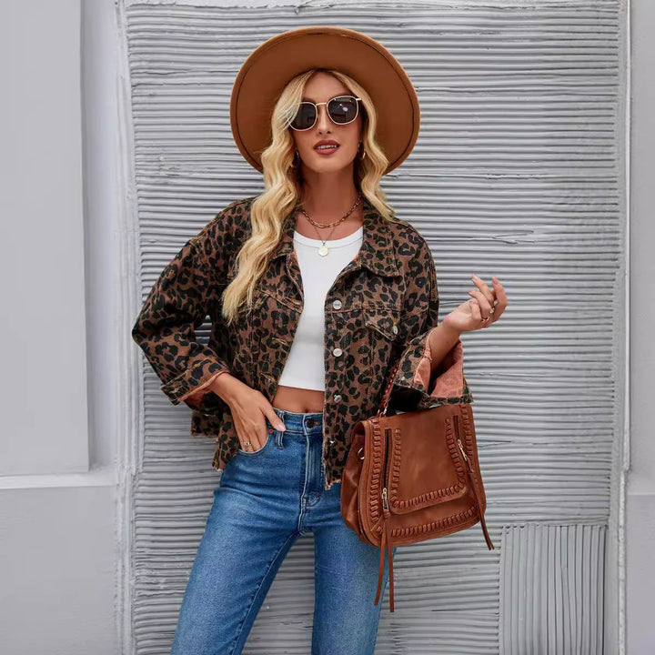 Einzigartige Damen Denimjacke: karierte Front trifft auf coole Leopardenärmel. Das Statement-Piece für Frauen.