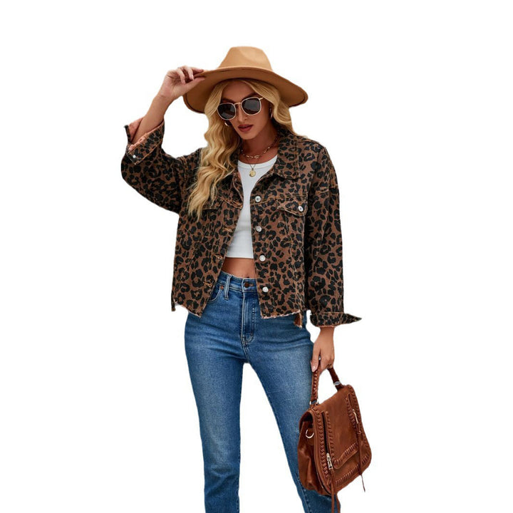 Hochwertige Damen Jeansjacke kombiniert modisches Karomuster mit Leopardenprint – ein vielseitiger Herbst-Style.