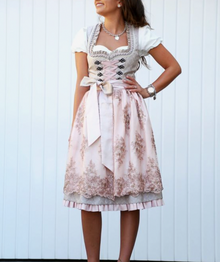Bayerisches Damen Dirndl mit edlem Trachtenkleid, passender Dirndlschürze und Bluse für festliche Anlässe.